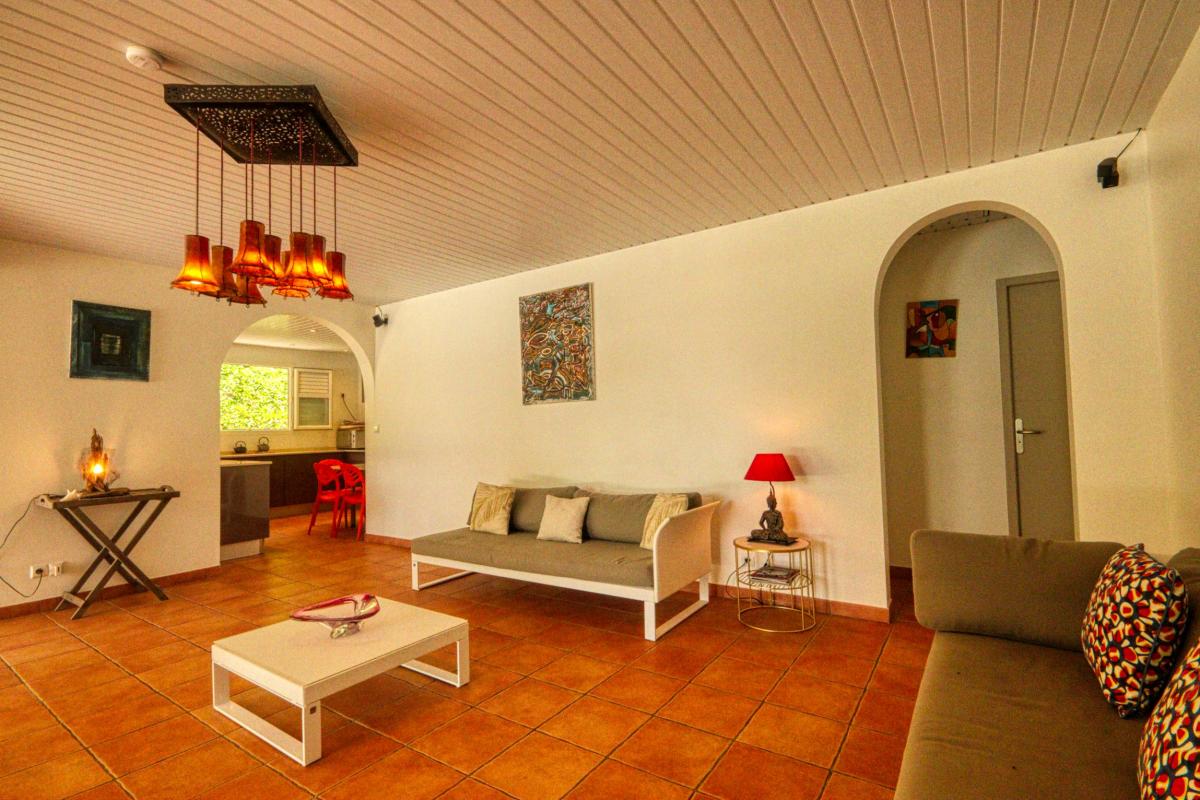16Location villa piscine le diamant martinique_salon intérieur et cuisine
